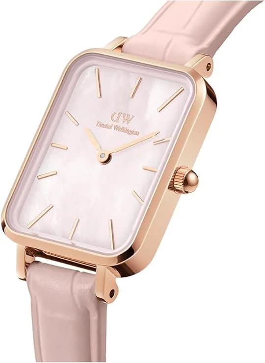 Gros plan sur le cadran rose de la Daniel Wellington DW00100508
