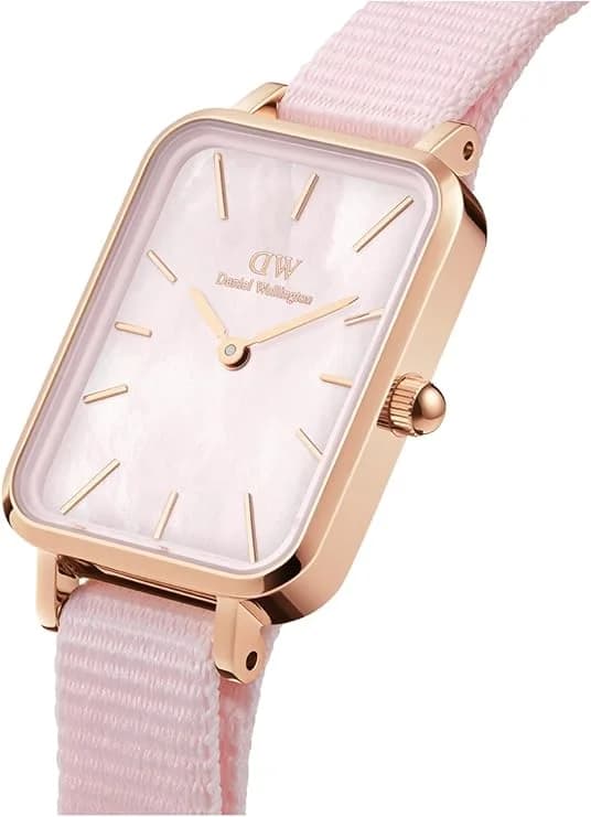 Gros plan sur le cadran rose de la Daniel Wellington DW00100509