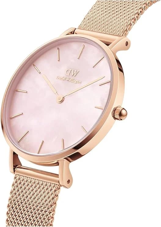 Gros plan sur le cadran rose de la Daniel Wellington DW00100513