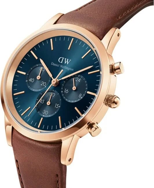 Gros plan sur le cadran bleu de la Daniel Wellington DW00100639