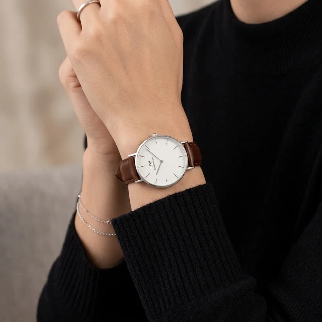 Daniel Wellington DW00100239 Classic Petite 28mm Polished Steel Watch vue 5