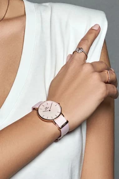 Montre Femme Daniel Wellington Petite Coral 32mm DW00100515 cadran rose nacre vue 3