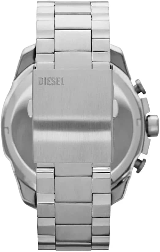 Gros plan sur le cadran noir de la Diesel DZ4308