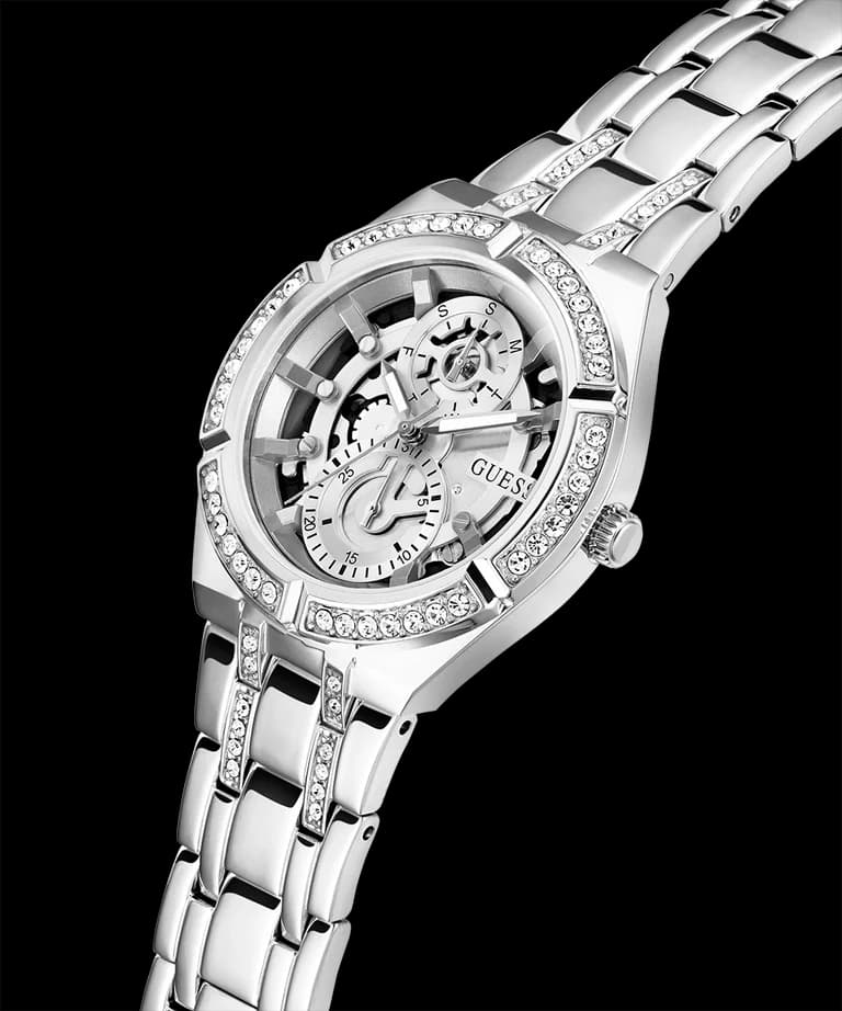 Gros plan sur le cadran argent de la Guess GW0604L1