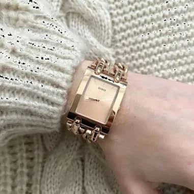 Montre Guess W1117L3 femme détail bracelet acier