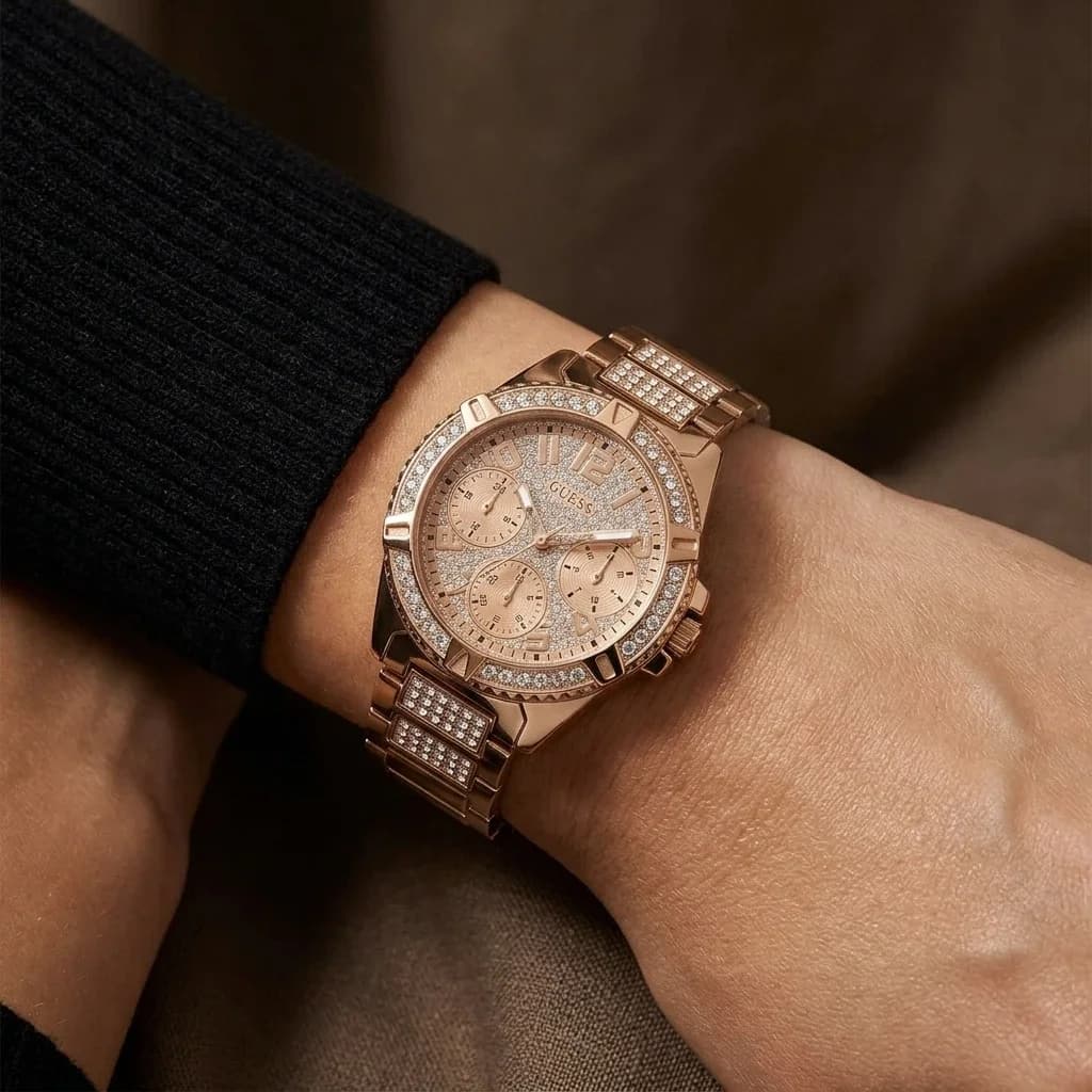 Gros plan sur le cadran or rose de la Guess W1156L3