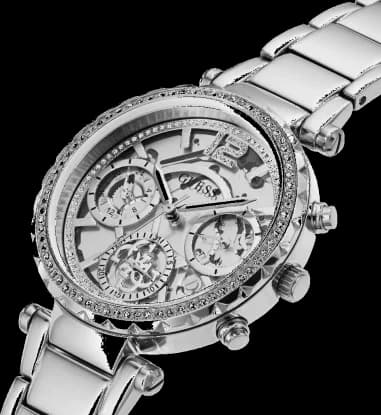 Gros plan sur le cadran argent de la Guess GW0403L1