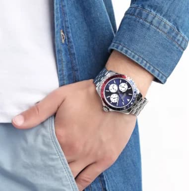 Montre Guess Odyssey W1107G2 cadran multifonction bleu et rouge bracelet acier vue 5