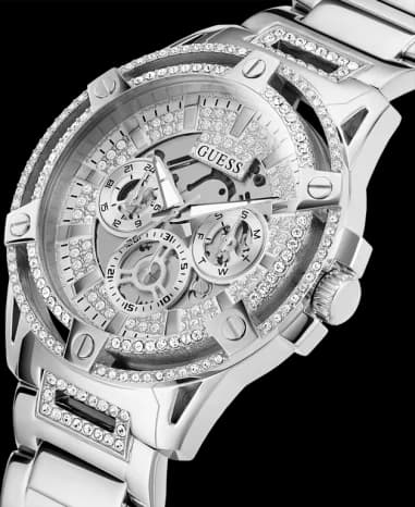 Gros plan sur le cadran argent de la Guess GW0497G1