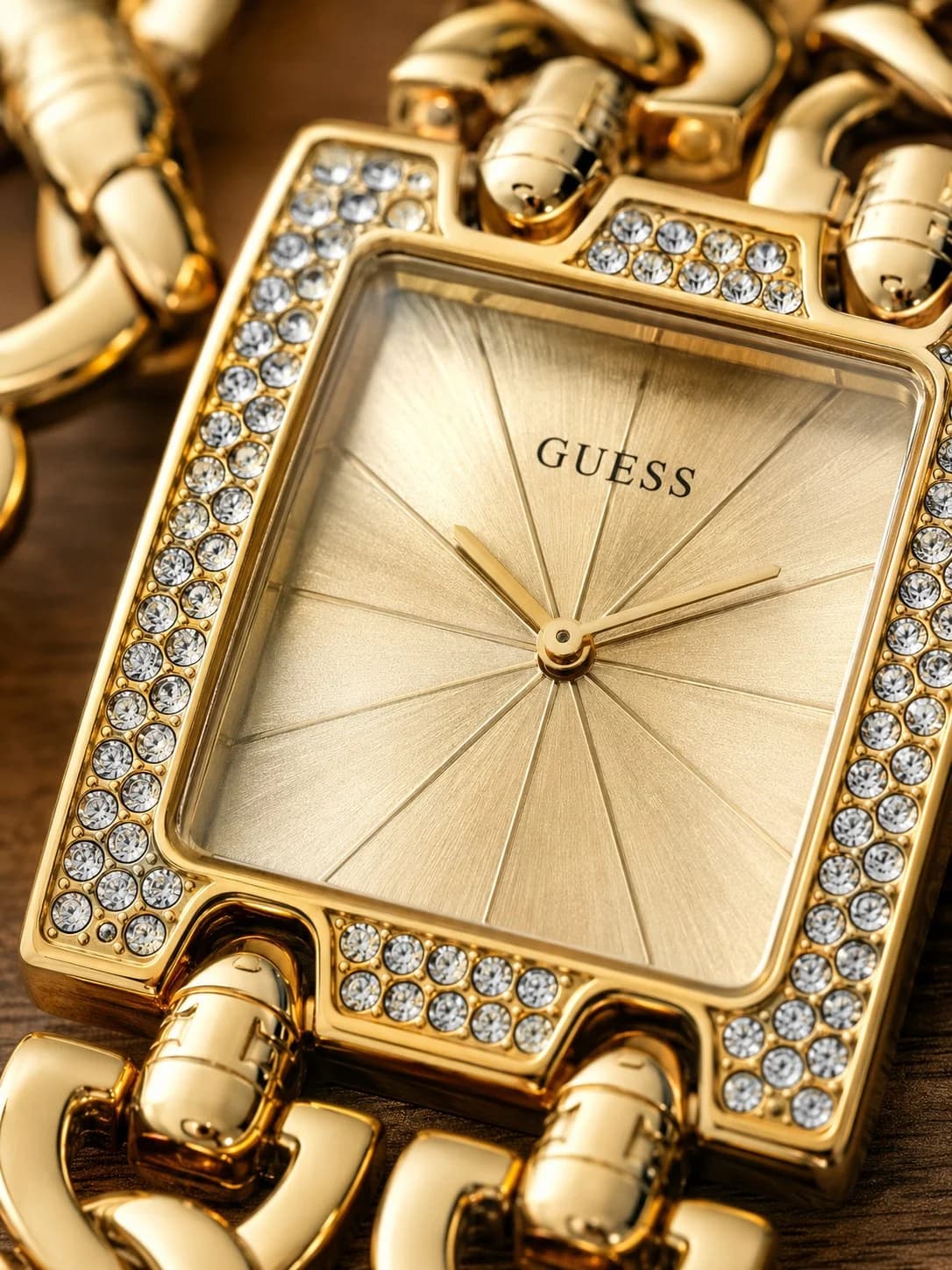 Gros plan sur le cadran or de la Guess W0072L1