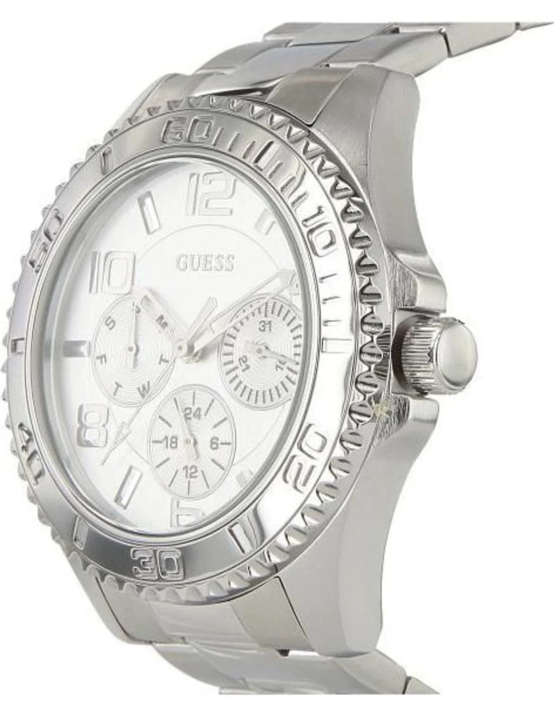 Gros plan sur le cadran argent de la Guess W0231L1