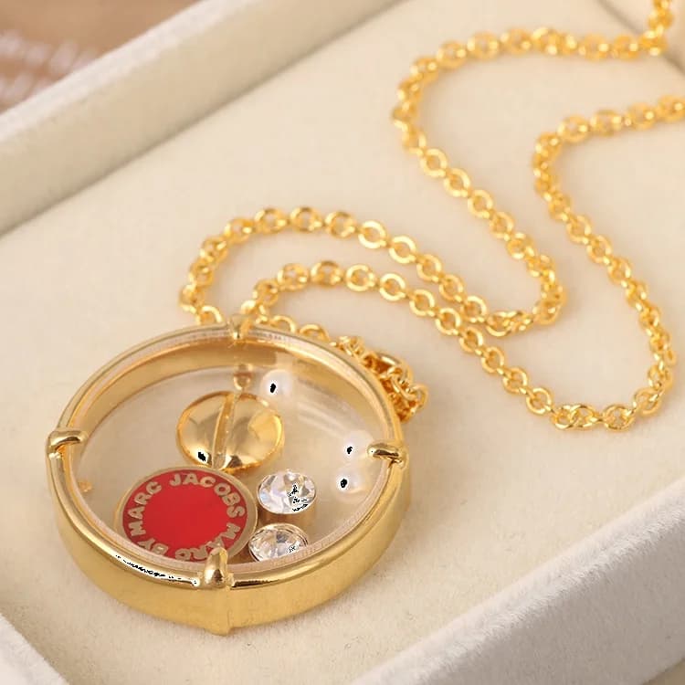 Marc Jacobs 106730 côté fond de boîtier