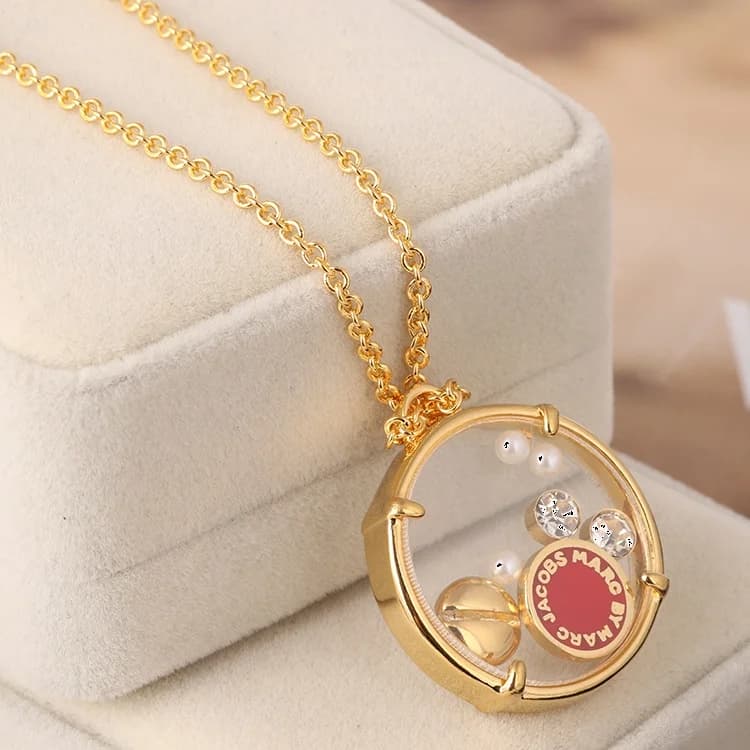 Collier Marc by Marc Jacobs disque rouge flotant avec chaine en métal or jaune vue 6