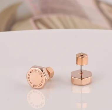Gros plan sur le cadran de la Marc Jacobs M3PE565-RG