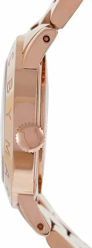 Gros plan sur le cadran or rose de la Marc Jacobs MBM3142