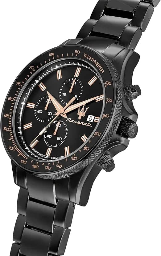 Gros plan sur le cadran noir de la Maserati R8873640011
