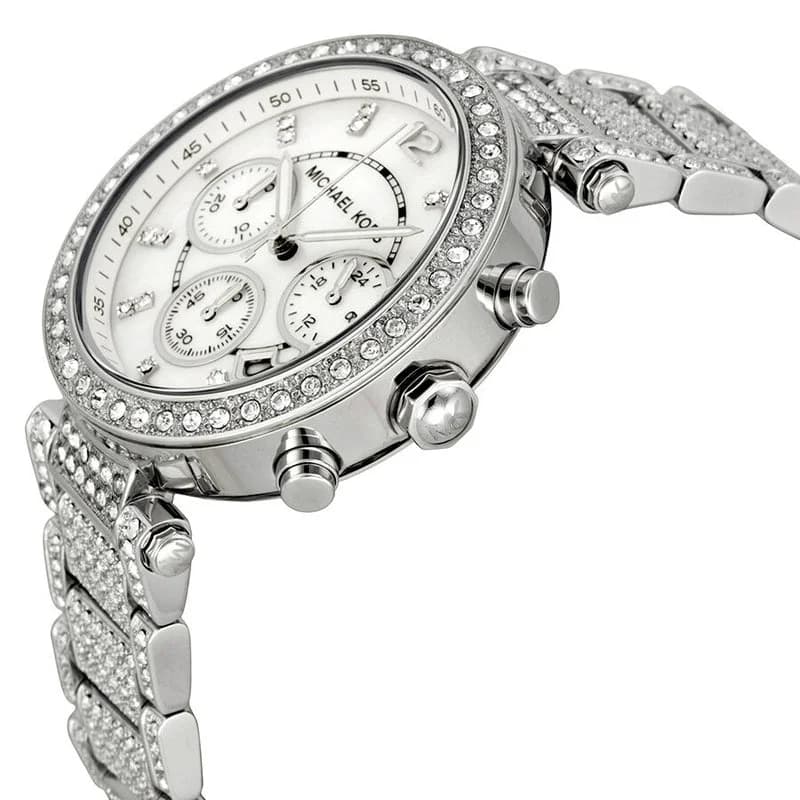 Gros plan sur le cadran argent de la Michael Kors MK5572