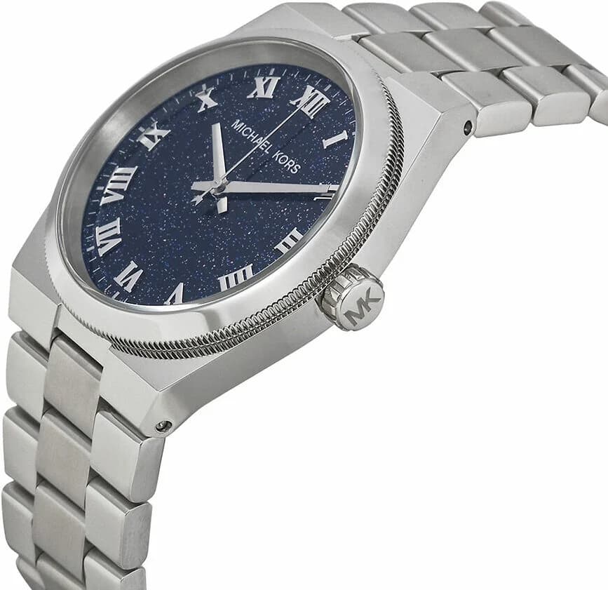 Gros plan sur le cadran bleu de la Michael Kors MK6113