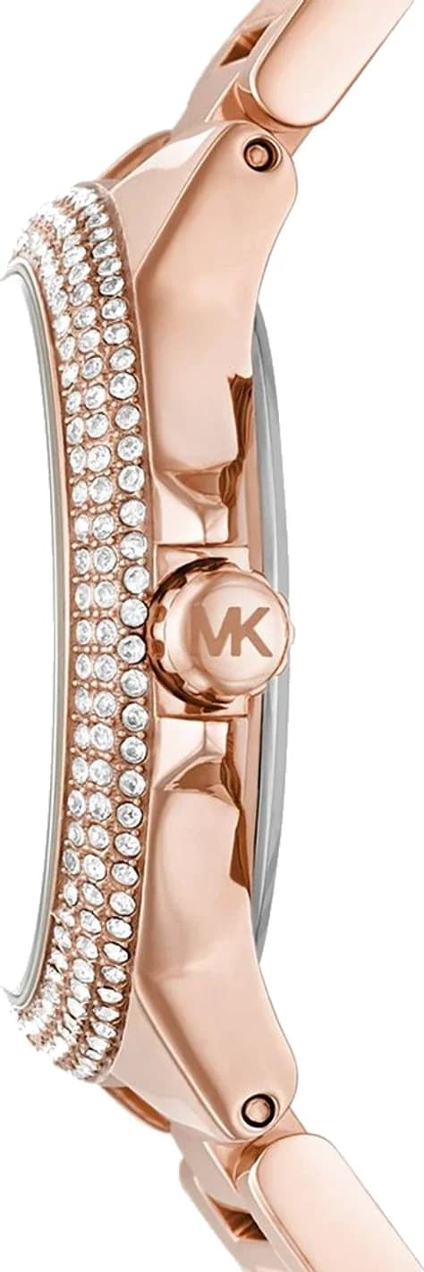 Gros plan sur le cadran noir de la Michael Kors MK6983