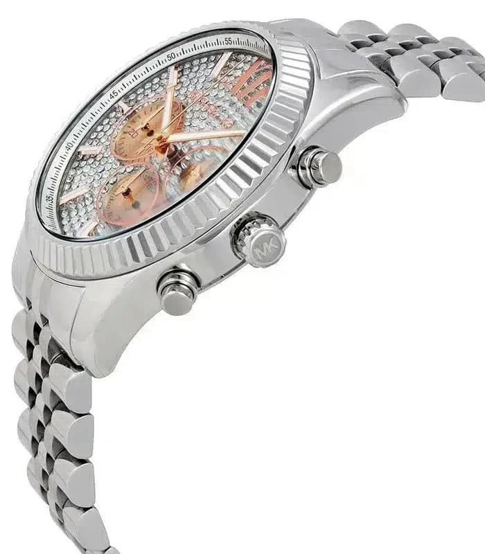 Gros plan sur le cadran argent de la Michael Kors MK8515