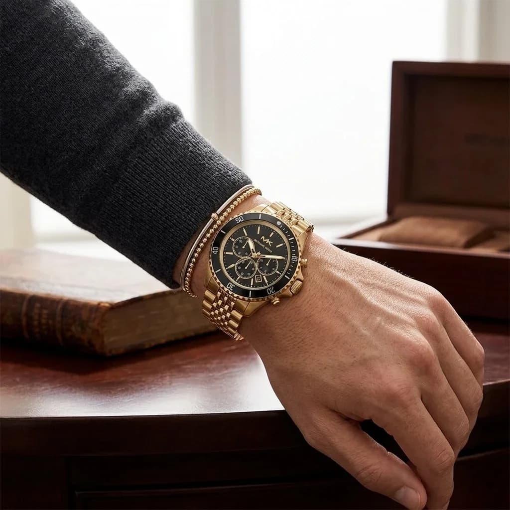 Montre Michael Kors Bayville MK8726 chronographe à cadran noir et bracelet doré vue 8