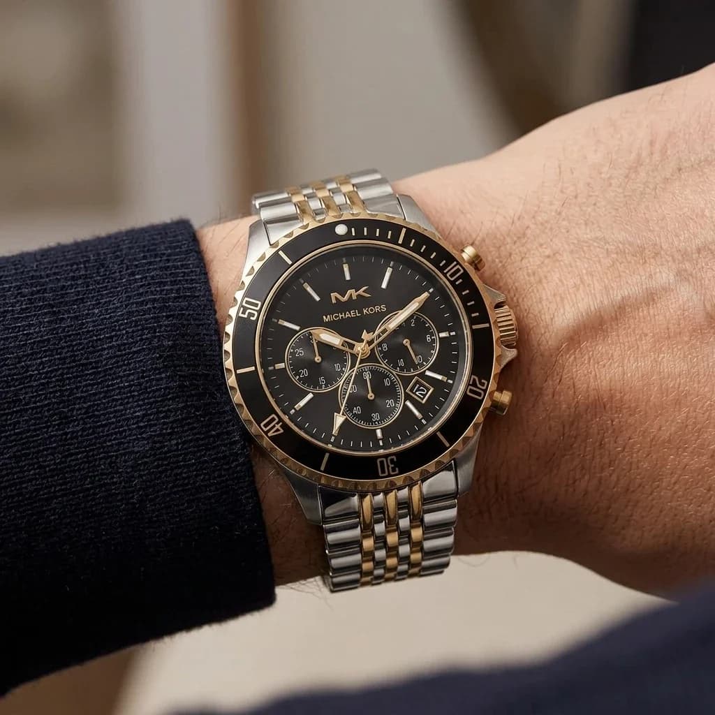Montre Michael Kors Bayville MK8872 chronographe à cadran noir et bracelet bicolore vue 8