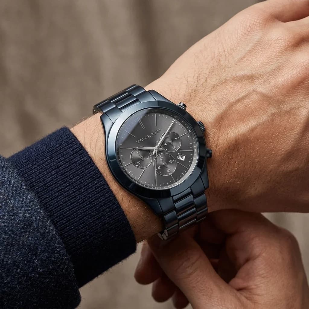 Montre Michael Kors Runway MK8918 chronographe à cadran noir et bracelet bleu vue 8