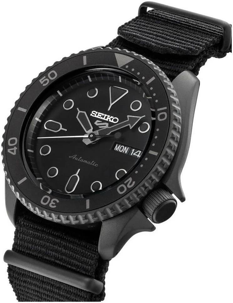 Gros plan sur le cadran noir de la Seiko SRPD79K1