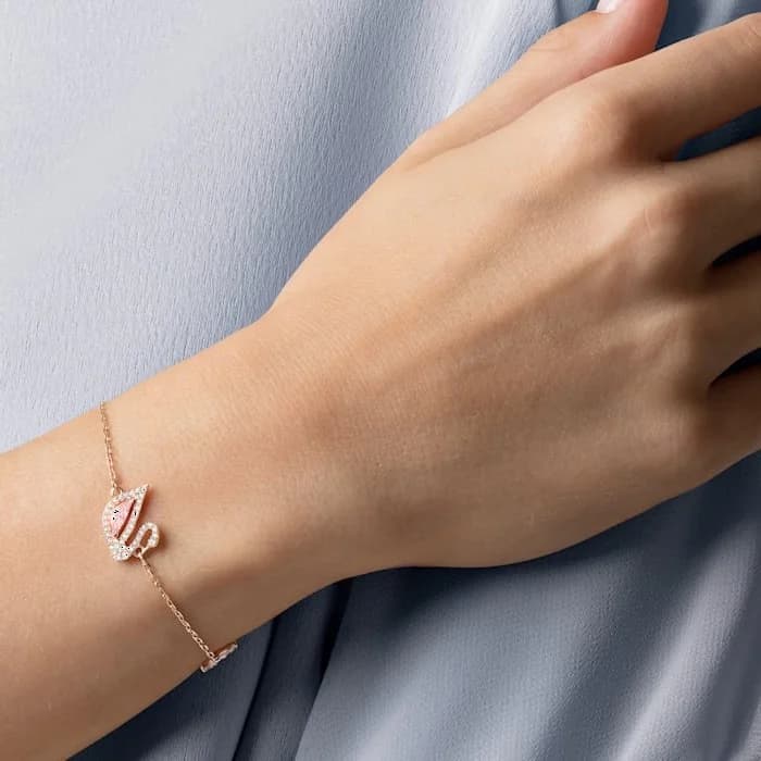 Swarovski Dazzling Swan Bracelet in Rose Gold Plated Metal with Magnetic Clasp Crystal-Encrusted Swan vue 4