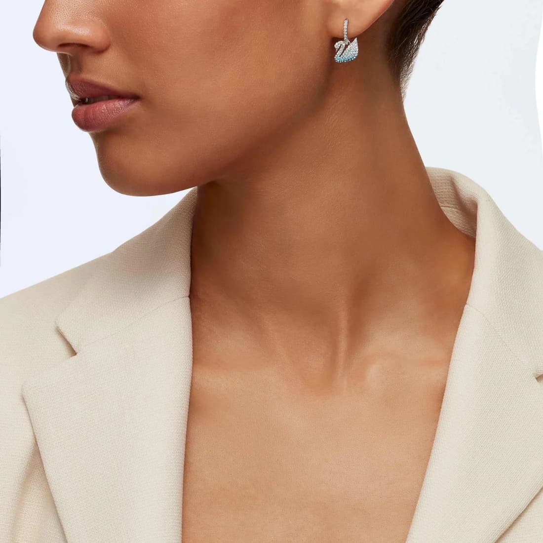 Swarovski Iconic Swan Lake 5512577 Blue Rhodium-Plated Micro-Set Crystal Earrings vue 3