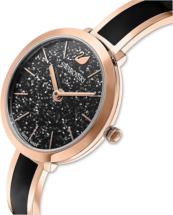 Gros plan sur le cadran noir de la Swarovski 5580530