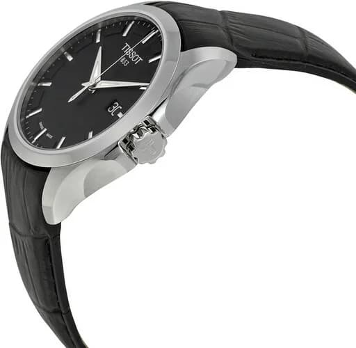 Gros plan sur le cadran noir de la Tissot T0354101605100