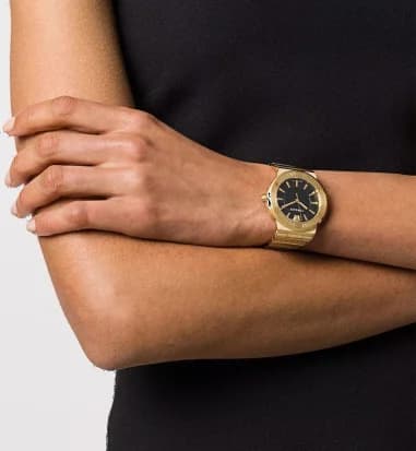 Montre Femme Versace Greca Logo VEVH00820 bracelet acier doré cadran noir vue 3